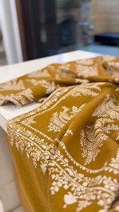 Golden warmth, timeless craft ✨ This authentic Pashmina handwoven shawl in a rich mustard base is elevated with fine single-tone white embroidery, creating a look that’s elegant, balanced, and eternally graceful. Hand-spun, hand-woven, and made for those who value quiet luxury. 💛 A statement of heritage, not trend. 💰 Price: ₹98,000 INR (≈ $1,180 USD) 📩 DM to own | Worldwide shipping available #Pashmina #HandwovenLuxury #MustardPashmina #WhiteEmbroidery #SlowLuxury HeritageWeaves TimelessElega
