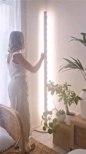 DIY - Comment j'ai transformé une plinthe en lampe ultra tendance ! ⬇️ Matériel 🪚 ✨️une plinthe en médium 16mm d'épaisseur 220cm de hauteur ✨️une étagère d'angle en pin ✨️4 petites équerres en métal (15mm de largeur) vis à bois ✨️papier de ponçage grain 40 et grain 240 (on peut évidement tout poncer à la main) ✨️échantillon de peinture blanche bicarbonate de soude ✨️ un ruban led (le mien est connecté) ET VOILÀ ! À vos marques....prêts ? Bricolez #diy #handcrafted #salon #craft #diyhomedecor #l