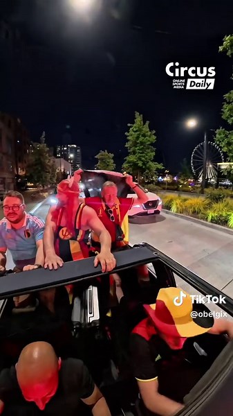 Are you ready to race? Chouette moment avec Adam et sa voiture, une bmw ancêtre qu il a ramené tout droit de Belgique pour la Coupe du Monde ... ☆☆ Leuk moment met Adam en zijn auto, een klassieke BMW die hij helemaal uit België heeft meegenomen voor het WK. #fifaworldcup2026 #seattle @Circus Daily @FIFA World Cup