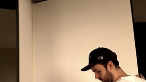 How to Construct Your Own High-Quality V-Flats for Studio Photography | Fstoppers