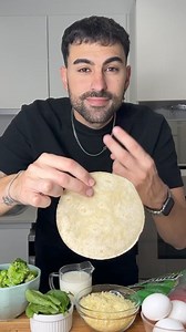 ALMUERZOS RÁPIDOS Y FÁCILES: Dos ideas para cuando tengas poco tiempo✨ • Estás son de esas recetas fáciles y rápidas para sacarte de apuro siendo creativo! El ingrediente principal de ambas son las Rapiditas @rapiditasbimbo que te salvan cualquier comida 🫶 • 𝕀𝕟𝕘𝕣𝕖𝕕𝕚𝕖𝕟𝕥𝕖𝕤: • 3 Huevos 🥚 • 150ml Leche 🥛 • 100gr Queso en Hebras 🧀 • Unas Hojas de Espinaca 🥬 • Sal, Pimienta y Ajo en Polvo 🧂 • 8/10 Rapiditas Clásicas @rapiditasbimbo 🌾 • 100gr Jamón Cocido 🐷 • • 1 Cebolla 🧅 • 2 Dien