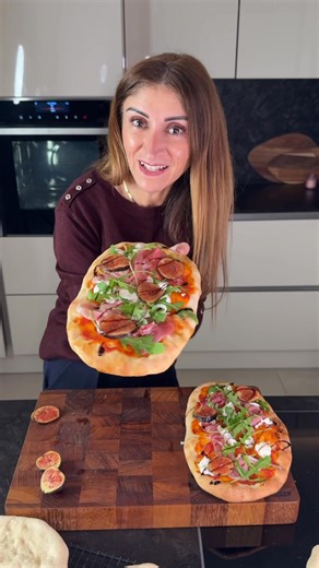 Die weltbeste Homemade Pinsa: außen knusprig, innen luftig & einfach himmlisch! Mit nur wenigen Zutaten zauberst du einen Teig, der wie aus einer echten italienischen Pinsa-Bäckerei schmeckt. Kein Nudelholz, kein Stress, nur deine Fingerkuppen! Den Teig kneten und ordentlich ruhen lassen, portionieren, mit den Fingerkuppen öffnen und 3–4 Minuten vorbacken, dann nach Lust und Laune belegen. Bei mir: Pesto, Tomaten, cremiger Burrata, frischer Rucola & Serrano-Schinken. Ein Geschmack, der dich dire