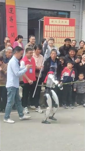 During a performance, the Yushu robot slapped a child! The "owner" quickly pulled the robot away ...