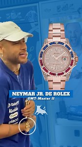 Neymar Jr. no vestiário do Santos Fc com um Rolex GMT-Master II ⬇️🤩 🔹 Neymar – Rolex GMT-Master II (Ref. 126755SARU) ⬇️ ➡️ Caixa de 40 mm em ouro Everose 18k, cravejada com diamantes brilhantes. Bezel com safiras azuis, rubis e diamantes baguete, formando um efeito icônico de luxo. Mostrador totalmente cravejado com diamantes, exibindo marcadores luminescentes e a janela de data com lente Cyclops. Movimento automático Calibre 3285, com função GMT e reserva de marcha de 70h. Vidro de safira, pu