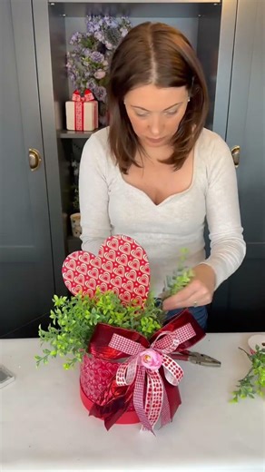 DIY Valentine’s Floral Hat Box | A Bauble Affair #diycrafts #valentinesdecor #hatbox #homedecordiy