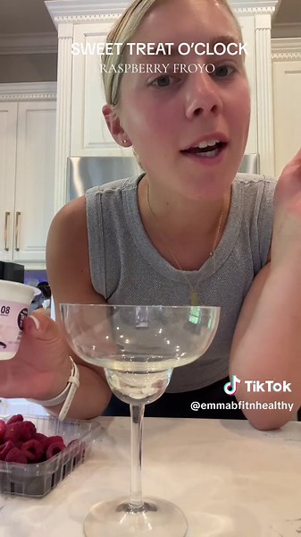 SWEAT TREAT O’CLOCK - raspberry froyo 😍😍 . 1/4 c raspberry 1 c light and fit greek yogurt Melted dark chocolate 1/2 scoop vanilla protein powder MACROS = 442 cals 22 g fat, 26 g carbs, 35 g protein