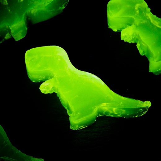 27K views · 95 reactions | 【どうなってるの？！】アレを入れるとグミが光る☆ / Glowing Gummy Candies レシピはこちら！ https://www.buzzfeed.com/jp/hirokoyuasa/glowing-gummy-candies | Tasty Japan | Facebook