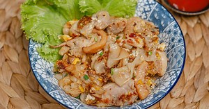 ก๋วยเตี๋ยวคั่วไก่ เมนูเบสิคสุดอร่อย เส้นใหญ่เหนียวนุ่ม หอมกรุ่นกลิ่นกะทะ