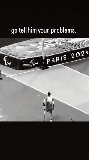 discipline on Instagram: "日本利用压电瓷砖将脚步转化为电能。这些瓷砖捕捉来自你脚步的动能。当你行走时，你的重量和动作会对瓷砖产生压力。瓷砖会轻微弯曲，从而产生机械应力。瓷砖内部的压电材料将这种应力转化为电能。每一步都会产生少量电荷，而数百万步结合在一起就能产生足够的电力来驱动 LED 灯、数字显示屏和传感器。在像涩谷车站这样繁忙的地方，每天大约有 240 万个脚步为这一系统作出贡献。这些电能可以被储存或立即使用，从而减少对传统电力来源的依赖，并支持可持续的城市基础设施。这种方法将日常运动转化为实用的可再生能源 #日本 #知识 #事实 #你知道吗 #推荐 #科技 #创新 #历史 #技术 #实验 #热门"