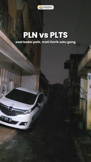 Ufuk Hijau Energi on Instagram: "Satu gang gelap gulita karena badai petir, tapi rumah kami tetap terang benderang! 🤣 Ketika tetangga sibuk mencari lilin, aku santai nonton Netflix. Inilah real life perbandingan: PLN vs PLTS saat hujan badai! Siapa yang menang? Tentu saja yang punya power backup mandiri!️ Investasi PLTS off-grid atau hybrid emang nggak kaleng-kaleng, jaminan bebas mati lampu. Udah nggak takut lagi sama cuaca ekstrem! Informasi lebih lanjut dengan Konsul Gratis: 📞+62 878-3712-8