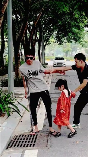 He Made Sure The Father Was Blind… Then Took His Daughter #KindManGlobal #ChildSafety #PublicSafety