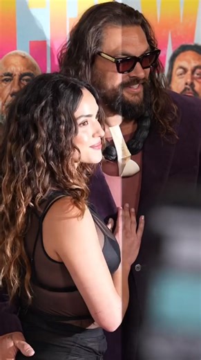 Jason Momoa ('Aquaman', 'Juego de Tronos') y Adria Arjona ('True detective', 'Andor') no solo posan en la premier de ‘Los hermanos demolición’: se buscan, se sonríen y se entienden con una naturalidad que lo dice todo 😍🫶 La pareja se convirtió en una de las imágenes más bonitas de la noche. Él presenta su nueva película junto a Dave Bautista, pero esta vez el verdadero espectáculo estaba en la alfombra roja. Porque cuando Momoa y Arjona caminan juntos, es imposible no mirar 👀 #JasonMomoa #Adr