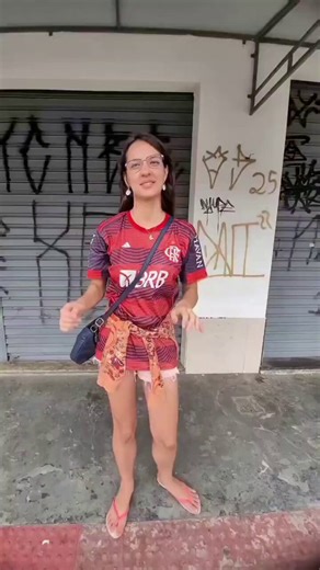 Fun fact: trabalhei numa empresa que prestava serviço pro Vasco em São Januário, eu era orientador de público.Trabalhei no fatídico Flamengo x Vasco que interditou São Januário depois.Passei o primeiro tempo todo na rua, ajudando a torcida do Vasco a entrar, quando deu intervalo fui liberado e me deixaram assistir o jogo no meio da Social de São Januário.Passei 45 minutos (com o gol do Everton no 2° tempo ainda) fingindo estar puto com a vitória do Flamengo, tudo pra ver o jogo e não apanhar na