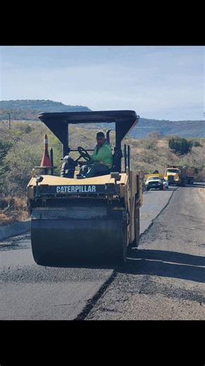 ✨️Los $2,000 de multa de Héctor Aparicio ya están dando frutos!!! 🤩 Así van los avances de la reparación carretera desde la federal 54 hacia Tlaltenango🛣 En el acto protocolario de arranque de obra asistieron personalidades municipales y recalcaron el compromiso y la importancia de tener esa vía con total funcionalidad, ya que es una de la más transitada del municipio!!! ⚠️Se les invita a tener precaución al transitar por la zona | Periódico Cañón de Juchipila