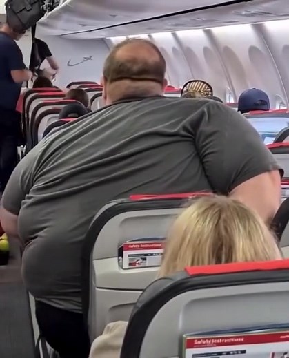 Photo of airplane passenger goes viral, everyone says the same thing… | Lead to Happiness