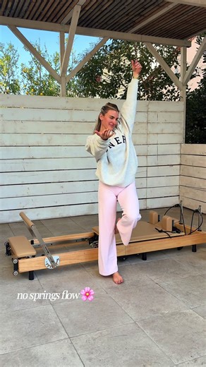 no springs lower body flow 🌸🌸🌸 this is such a good way to start the class.. 🍑 burning from the get go and it’s only the beginning! use this as your next warm up or intro to your leg workout 😉 wearing @Oner Active @UnfilteredKrissy of course ✨ #pilates #reformer #reformerpilates #pilatesinstructor #oneractive