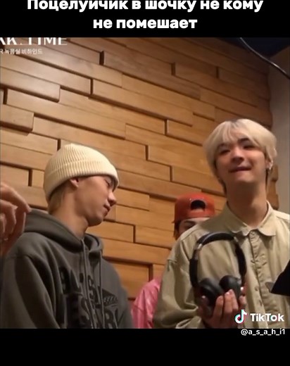 Гей корейцы целуются в губы: Милая сцена из K-pop