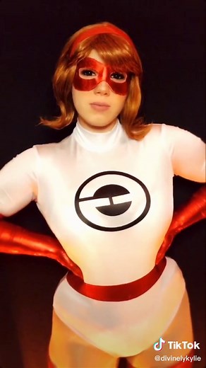Mr. Incredible vs. Elastigirl: The Incredibles Cosplay Battle