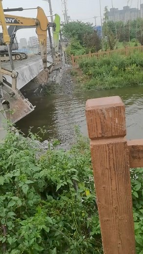 156K views · 364 reactions | MACHINE SPOT: OPERATION D'AMÉNAGEMENT D'UN PONT A L'AIDE DE PELLES HYDRAULIQUES... | Legend Park Business | Facebook