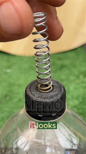 The tiny spring-on-a-cap hack that fixes daily annoyances A simple idea that works surprisingly well. #USA #SmartHack #EverydayFix | Tool Titans