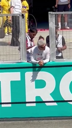 One ‘calm calm’ from Ajith sir… crowd melts. 🔥#ajith #song #thala #tamilmusic #ajithkumar #ak64 #ak