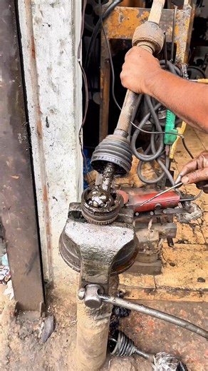 Anowar Hossen on Instagram: "Cv joint removal from driveshaft #cars #cvjoint #driveshaft #Powertrain #mechanictips"