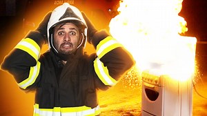 32K views · 919 reactions | Esqueceu o óleo esquentando tempo demais e quando percebeu já estava pegando fogo? Essa situação é mais comum do que se imagina… Mas por que isso acontece? Ensinamos como você deve agir neste momento e, o mais importante: o que NÃO DEVE SER FEITO em hipótese alguma! Confira! #ManualdoMundo #Experiência #Óleo #Cuidado #Ciência #Acidentes #Cozinha | Manual do Mundo | Facebook