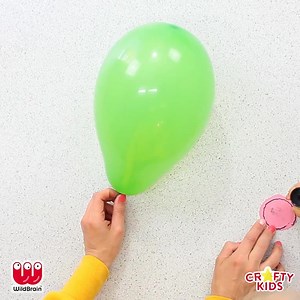Let's make the Pinky Ponk Balloon! 🎈✂️🌞Try this lovely craft and enjoy playtime in the garden 🌿 | Crafty Kids