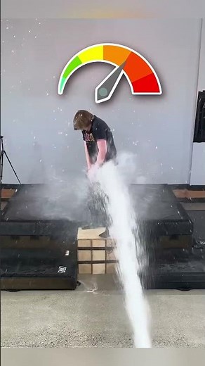 人間 vs 世界最大級の水鉄砲、勝つのはどっちだ？#巨大水鉄砲 #科学実験 #検証動画 #水圧 #ショート動画