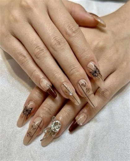 SEEÜ.MY on Instagram: "温柔裸色系，细线勾勒蝴蝶与玫瑰，低调中藏着精致的小细节🌹 Soft nude tones with delicate line art butterflies and roses 🌹 📍 Lvl 1, PCA1.2O @ Pavilion Bukit Jalil. Find us in front of Herbal Farmer! 💌 DM下单 / WhatsApp 0123360658 #美甲分享 #裸色美甲 #线条美甲 #蝴蝶美甲 #气质款 #nudenails #lineartnails #butterflynails #elegantnails #dailywear #seeu #pavillionbukitjalil"