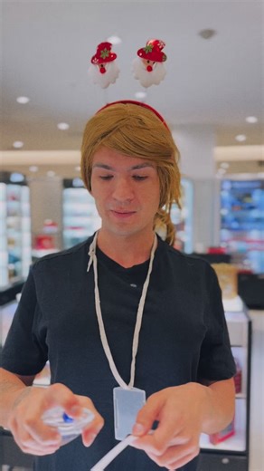 ELIZEU FRANÇA ✨ on Instagram: "Senta que lá vem mais um capítulo. Na perfumaria, Maria Alice atende uma cliente difícil. O comentário vem. Ela ouve. E responde. No PDV, Kaka do VM observa o manequim. Reclama da produção do look, diz que não tá legal e deixa claro que aquilo não representa a loja. Tupi aparece cansada, com sono e pouca paciência. Observa a colega, pensa um pouco e solta uma pergunta que deixa o ambiente estranho. Na garagem do Condes, Walquíria esbarra com Lucas. Chega perto dema