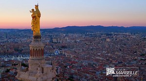 La Bonne Mère ♥ L'emblème de Marseille. Juchée au sommet de la Basilique Notre Dame de la Garde, cette statue de 11,2 mètres veille sur tous les Marseillais depuis 1864. Découvrez-la, comme vous ne l'avez (peut-être) jamais vue ! | Ville de Marseille