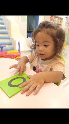Kid Castle Gading Serpong 1 & 2 on Instagram: "🔢 Kid Castle GS2 | Math Enrichment Activity Tiny fingers, big learning! 🤍 Our little learners explored numbers through sandpaper number tracing and sensory sand tracing—feeling, seeing, and moving while learning. By tracing rough sandpaper numbers, children strengthened their finger muscles and built number recognition through touch. Then, they brought numbers to life by tracing them freely in soft sand—turning math into a joyful sensory play expe