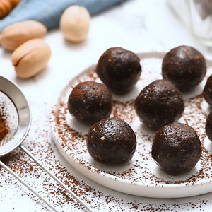 Chocolate Date Energy Balls (Vegan & Paleo) ---> https://joyfoodsunshine.com/paleo-chocolate-brownie-energy-bites/ No-Bake Chocolate Date Energy Balls Recipe! These healthy energy balls are made in 5 minutes with 8 ingredients and they taste like brownie bites! They are vegan, Paleo gluten-free and have no refined sugar, but you’d never know it! They’re also freezer-friendly! | Joyfoodsunshine