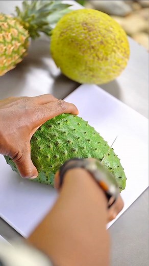 Just like young green jackfruit, young green soursop can be used to create savory dishes, such as this no-fish sandwich! Would you be willing to give this sandwich a try? This video was made while I was in Costa Rica, where you can find soursop all year round! #Soursop #Cooking | Turnip Vegan