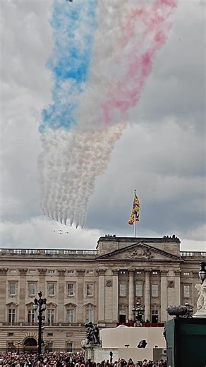 Here's the Red Arrows flying past Buckingham Palace to make VE Day. What a sight. What a cheer. | Exploring GB