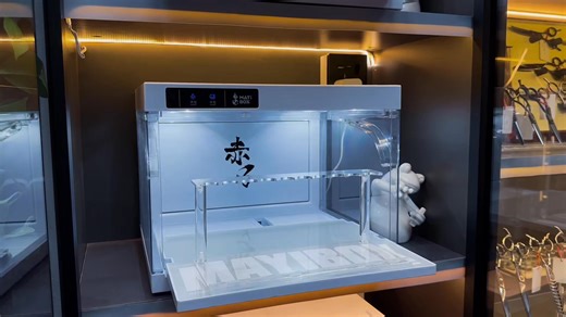 WinzLum on Instagram: "Received a gift from a friend in Canada Frederik Tessier — 2 pairs of @really nice hairdressing scissors! Love so much 🥰"