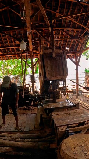 sawing the edge of the log with a small sawmill machine | Sawmill & Woodworking