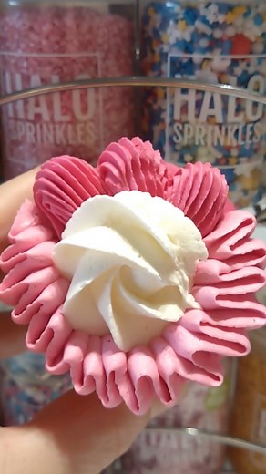 159K views · 1K reactions | Cupcake Piping Techniques for Beginners Part 94 #cake #cupcakes #cakedecorating | Rachels Enchanting Cakes | Facebook