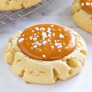 532K views · 466 reactions | These easy Salted Caramel Cookies start with giant, bakery style, soft sugar cookies, filled with tons of chewy, salted caramel and topped with flaked sea salt! https://thenovicechefblog.com/salted-caramel-cookies/ | The Novice Chef | Facebook