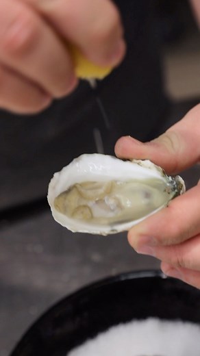 Jumping into the New Year with a classic: Oysters with Mignonette sauce 🍾🦪 The French term mignonnette originally referred to a sachet of peppercorns, cloves, and spices used to flavor liquids, but now means cracked pepper. #ICEculinary⁠ 👨‍🍳: @chefjoshuaresnick .⁠ .⁠ .⁠ .⁠ .⁠ #culinaryvoice #cheflife #chefstalk #futurechefs #culinarystudent #chefinthemaking⁠ #foodie #foodstagram #nyc #nycfood #foodgasm #foodphotography #foodism #instafood #la #feedfeed #eatingnyc #eatingnewyork #newforkcity 