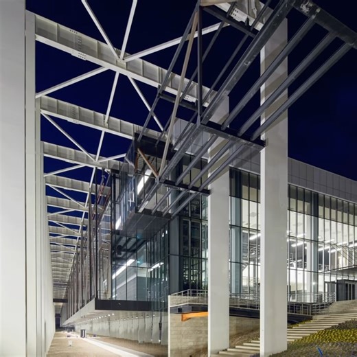 Yazgan Design Architecture on Instagram: "Ankara’daki Aselsan REHİS Yerleşkesi’ni, toplam 90.000 metrekarelik ofis, üretim ve sosyal alanları içeren çok işlevli bir kompleks olarak tasarlamıştık. Projenin ana omurgasını, yapı gruplarını birbirine bağlayan bir kolonad oluşturuyordu. 18,65 metre yüksekliğinde, 500 metre boyunca devam eden strüktürün hem binaya komşu hızlı ulaşım aksına görsel karşılık oluşturmasını, hem de arkasında yer alan yapı dizisinin bütünlükle algılanmasını amaçlamıştık. Ko