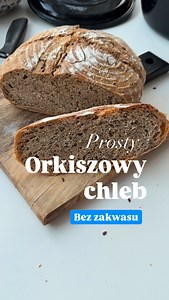 Błyskawiczny, orkiszowy chleb bez zagniatania i zakwasu. Przekonaj się jakie to proste 🙌 Składniki: • 400 g mąki orkiszowej (200g jasnej i 200g ciemnej) • 7 g suchych drożdży • 300 g letniej wody • 1 łyżeczka soli • 1 łyżeczka cukru • 20 g siemienia lnianego Przygotowanie: 1. Do miski wlej wodę i wsyp drożdże. Wymieszaj. 2. Dodaj mąkę, sól, cukier oraz siemię lniane. 3. Wymieszaj krótko łyżką. 4. Przykryj miskę i odstaw na ok. 6 godzin w temperaturze pokojowej – ciasto powinno wyraźnie zwiększy