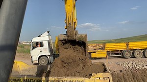 Sumıtomo excavator LOADING EARTH | Alat Berat Mania