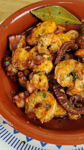 Rico a no poder mas 😋 Pulpo con langostinos👌. Quieres sorprender con un picoteo riquísimo 😋 apuntate esta receta vas a triunfa a lo rico 👌 Ingredientes. 250g Pulpo cocido. 12 Langostinos. 3 Dientes de ajo. 1 Hoja de laurel. 2 Ramas de perejil. 1cda Pequeña de pimentón dulce. 1 Guindilla cayena. 50ml Vino blanco. Sal, pimienta y aceite de oliva. #recetas #recetasfaciles #camarones #pulpo #langostinos #ricoyfacil #recipe #picoteo #tapas | Alberto Martin Dominguez