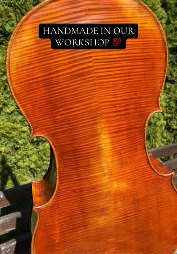 What do you think about this antique style cello? 🎻 💬 Chat with us for more details and sound samples of our cellos! 🎶 • • • • • #cellistoftheworld #cellistsofinstagram #cellocompetition #celloplayer #cellos