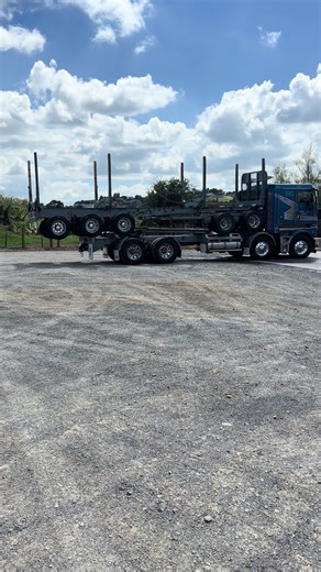 Kenworth pulling logs @🃏Carlos🃏