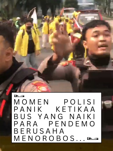 "momen kepanikan terjadi kepada kepada anggota polisi ketika bus beris...