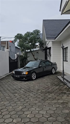 junayd khalid bawazier on Instagram: "Sold FOR SALE: Mercedes Benz W124 300E RARE 🔥🔥 List becak Spek bawaan sama seperti spek 24v Enak ini mesin 300e 12v m104 biasa Perawatan lebih mudah Spec CBU & Full Restorasi Rare Item green on green Transmisi Automatic Vin Code Tahun 1987 Kilometer 177*** On Going Pajak hidup CBU Ex Kedutaan Australia Sunroof Cruise control Self leveling suspension ( not active) tgl ganti shock W124 TE, balon dan tabung oli masih menempel di mobil Jok orthopedic ( not act