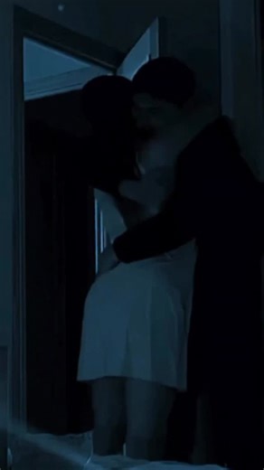 @lovee_storeis on Instagram: "日本利用压电瓷砖将脚步转化为电能。这些瓷砖捕捉来自你脚步的动能。当你行走时，你的重量和动作会对瓷砖产生压力。瓷砖会轻微弯曲，从而产生机械应力。瓷砖内部的压电材料将这种应力转化为电能。每一步都会产生少量电荷，而数百万步结合在一起就能产生足够的电力来驱动 LED 灯、数字显示屏和传感器。在像涩谷车站这样繁忙的地方，每天大约有 240 万个脚步为这一系统作出贡献。这些电能可以被储存或立即使用，从而减少对传统电力来源的依赖，并支持可持续的城市基础设施。这种方法将日常运动转化为实用的可再生能源 #日本 #知识 #事实 #你知道吗 #推荐 #科技 #创新 #历史 #技术 #实验 #热门"